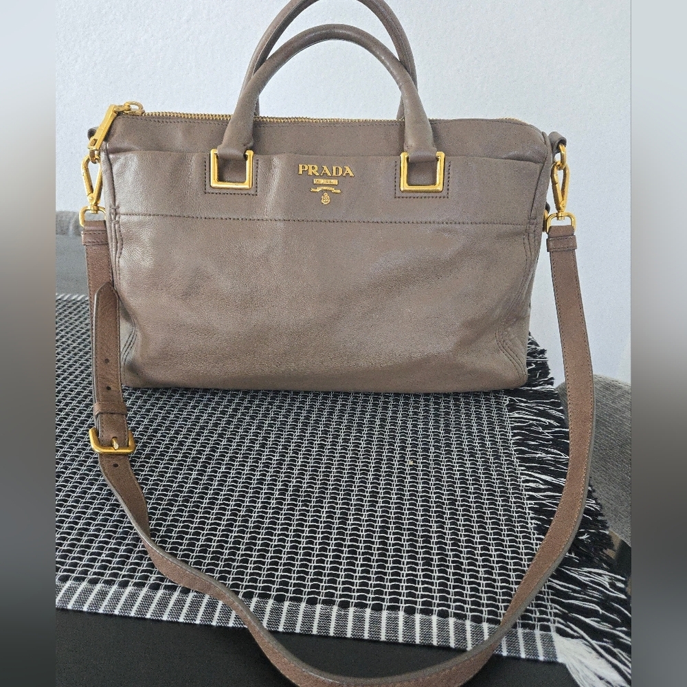 Prada‎ Brown Leather Bag - Picture 3 of 17
